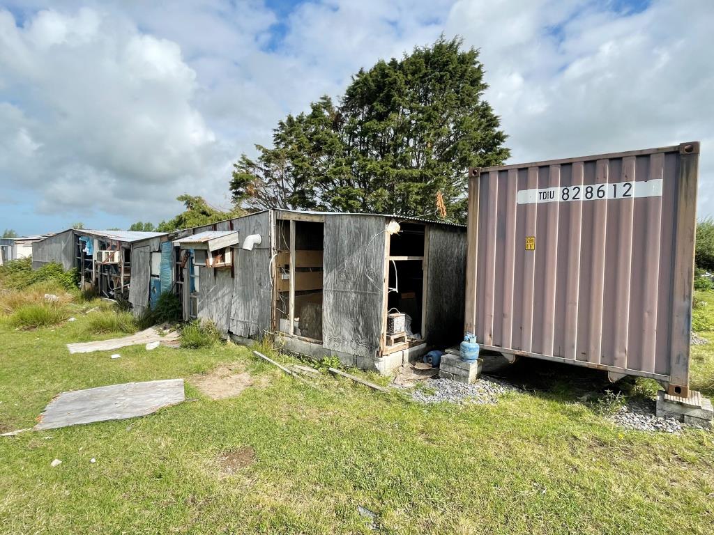 Lot: 27 - FREEHOLD LAND WITH LAKE AND OUTBUILDINGS -